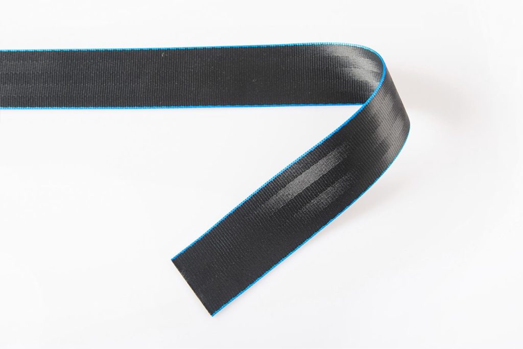 zwarte-autogordel-blauwe-rand