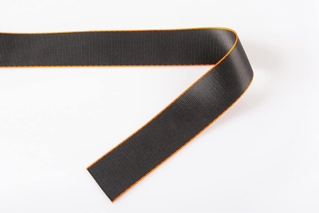 zwarte-autogordel-oranje-rand