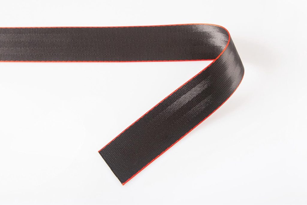 zwarte-autogordel-rode-rand